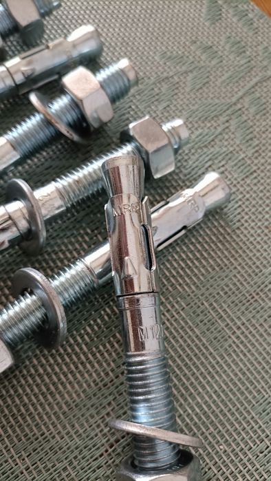 Kołki montażowe fi 12 mm