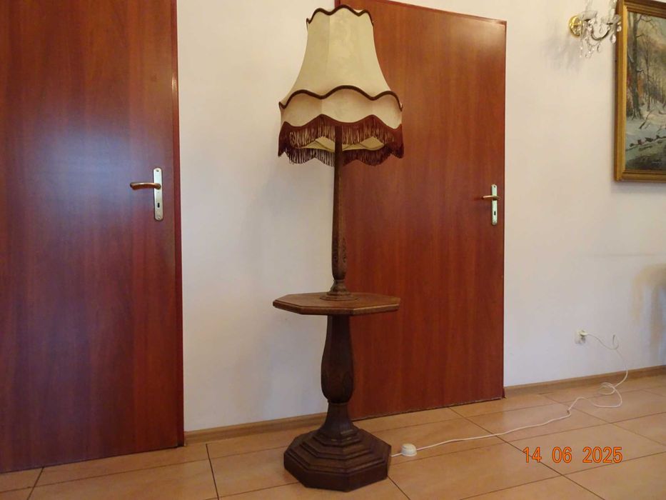lampa podłogowa całość drewno ze stolikiem