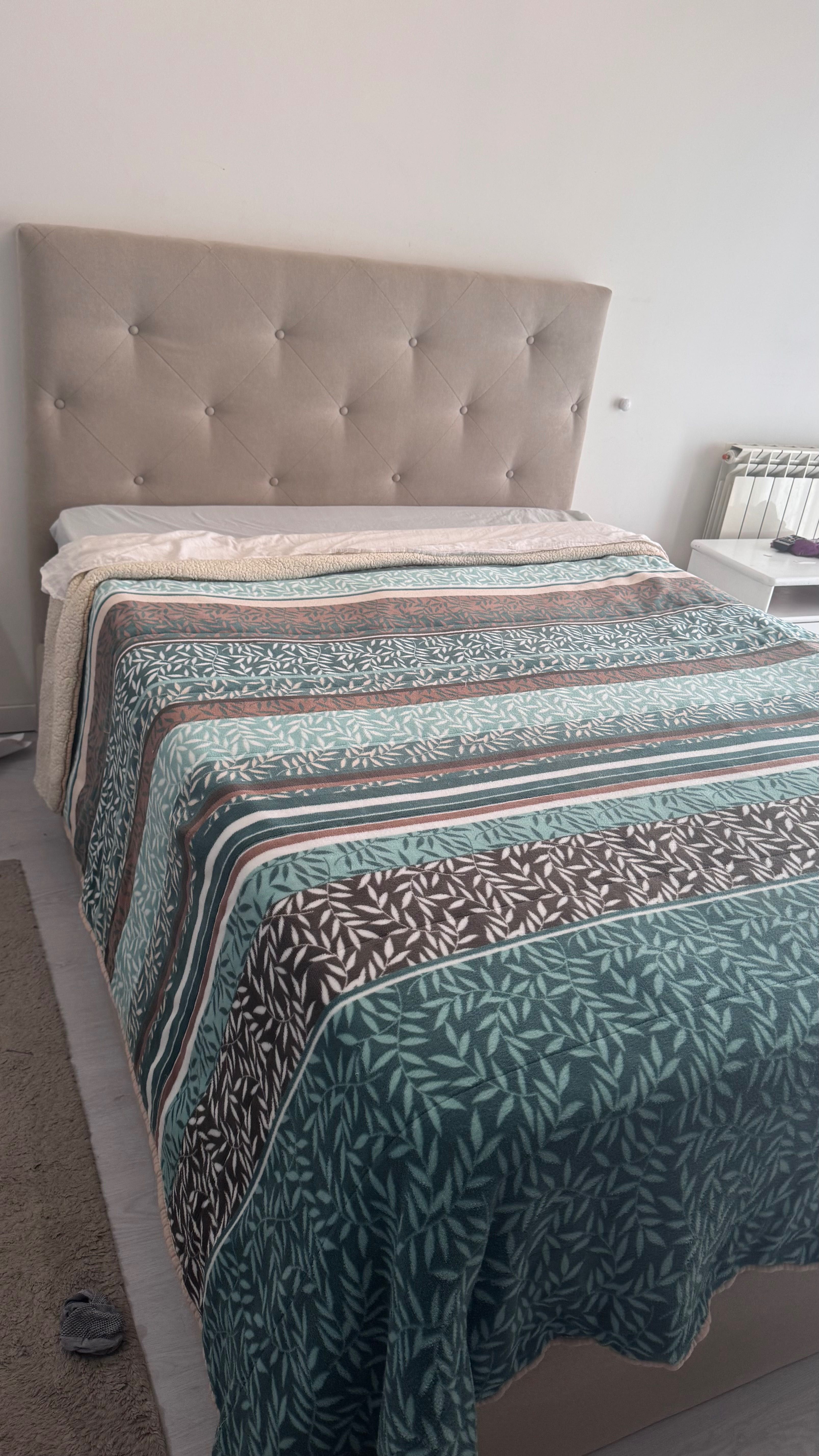 Estrutura de cama com colchão