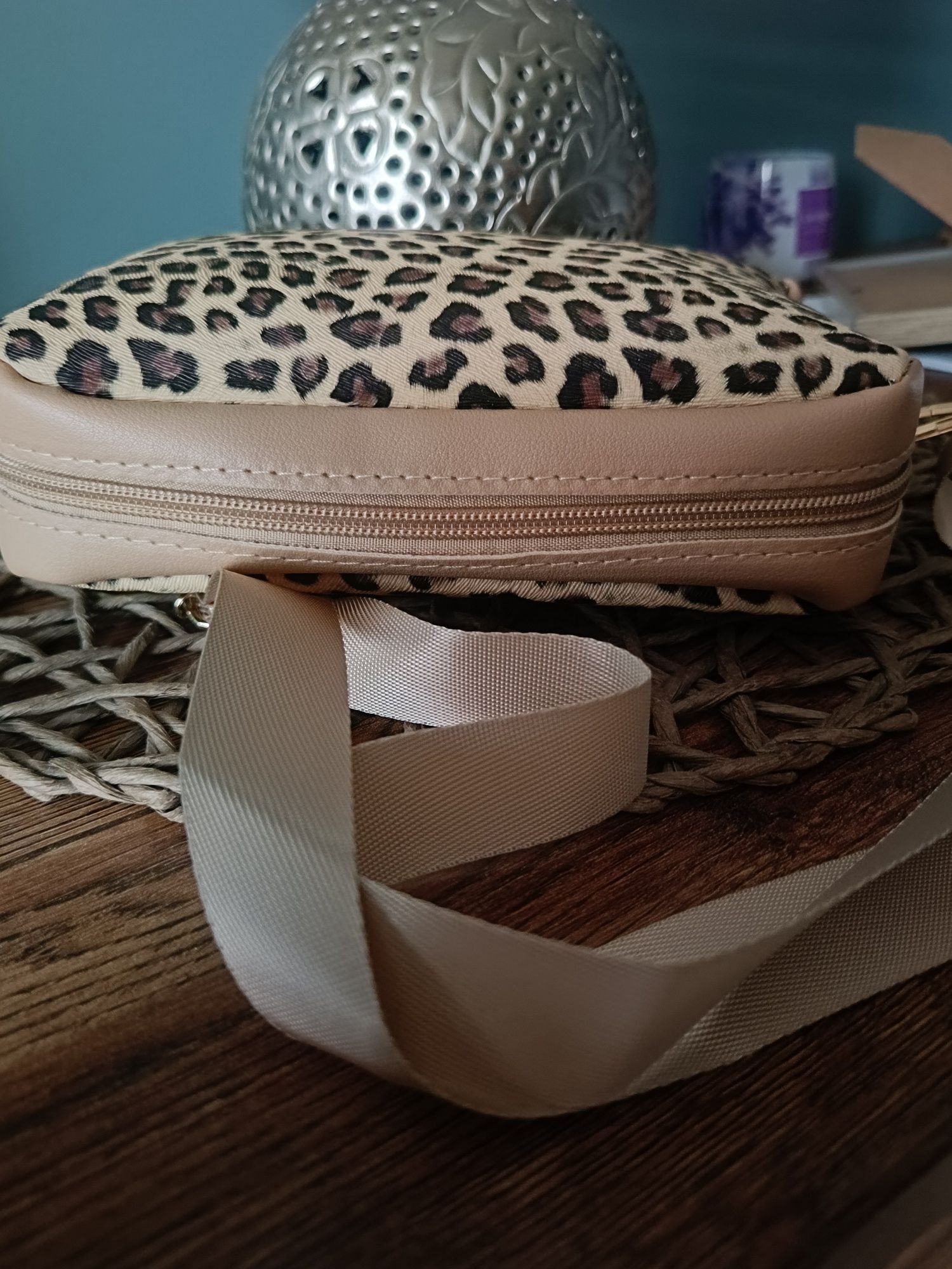 Mała modna torebka crossbody z nadrukiem lamparta nowa idealna na prez