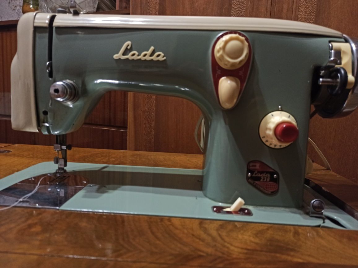 Швейная машинка Lada