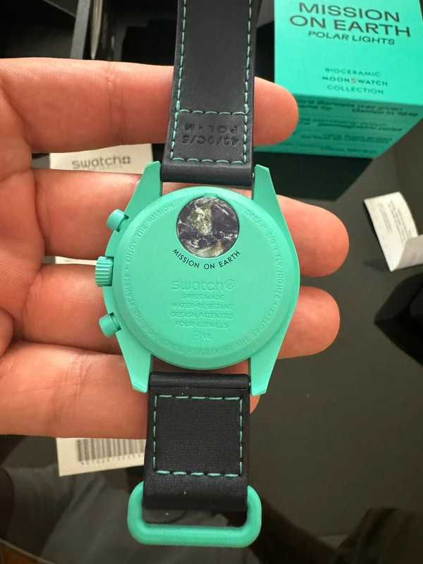 SO33L103 Omega x Swatch Światła Polarnie: Kosmiczny Zegarek z Błękitem