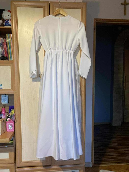 Biała Alba komunijna w zestawie z zielonym wiankiem torebką i rękawicz