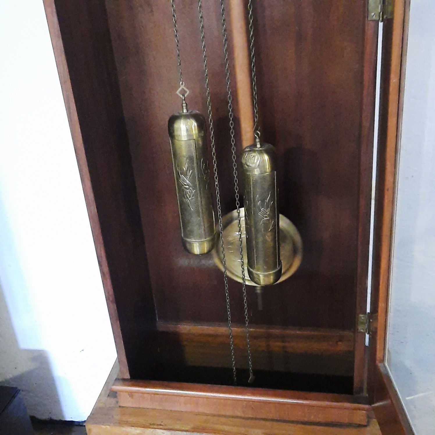 Elegancki zegar podłogowy w stylu Art Deco w orzechu