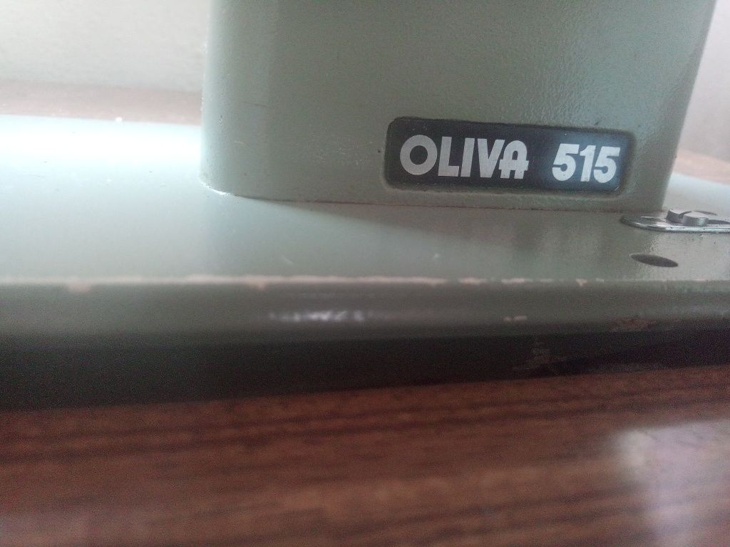 Máquina costura com móvel Oliva 515