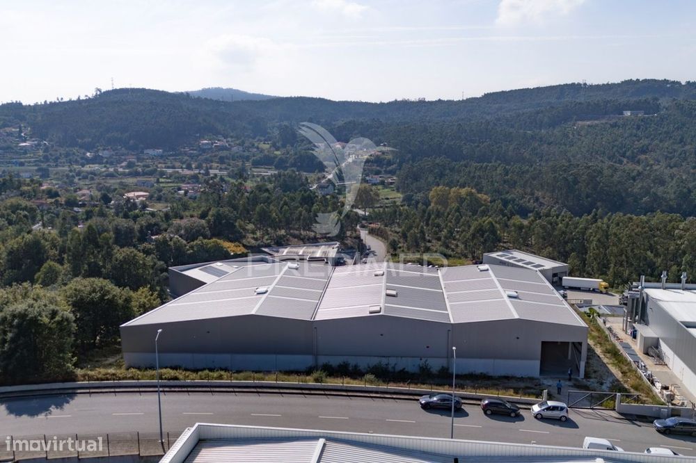 Pavilhão industrial com 2416m2.