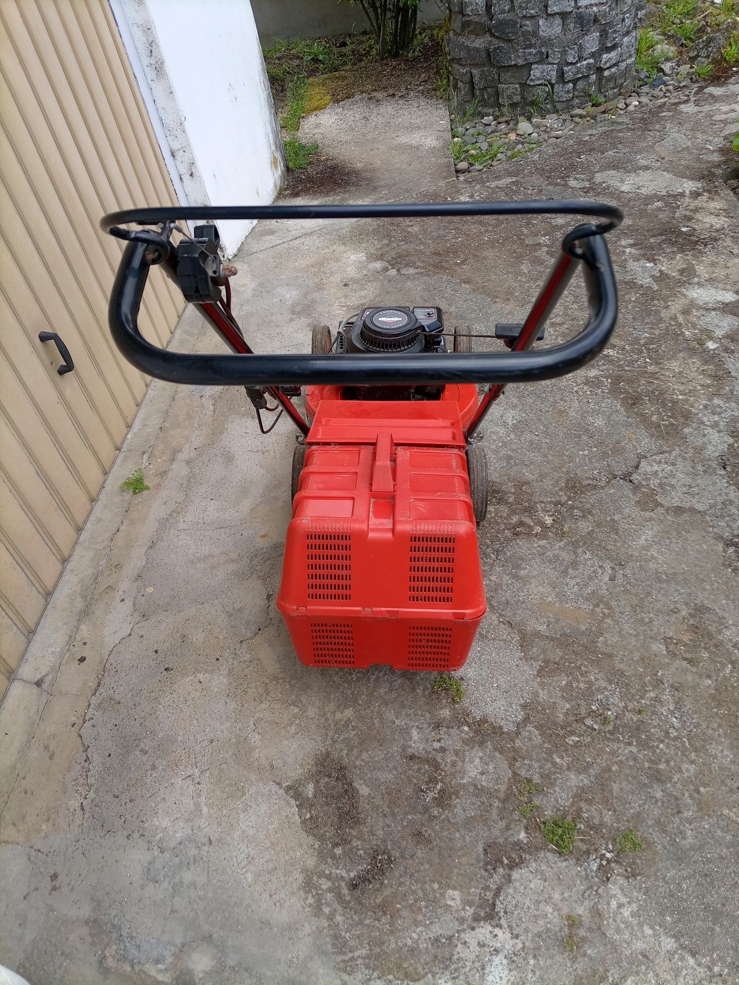 Vendo máquina de cortar relva
