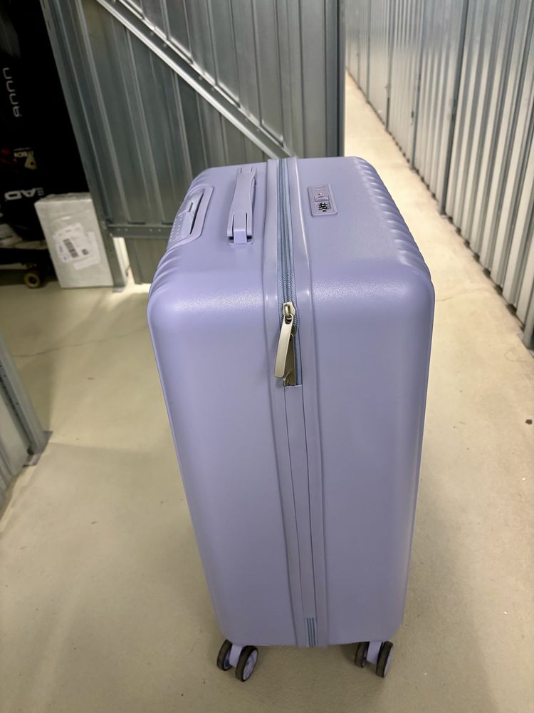 Fioletowa walizka 63l