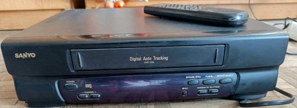 Odtwarzacz VHS Sanyo z pilotem.Uzywany sprawny
