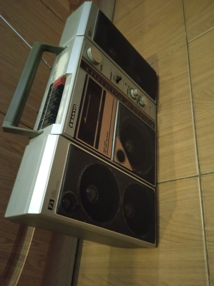 Продам винтажную японскую магнитолу SANYO