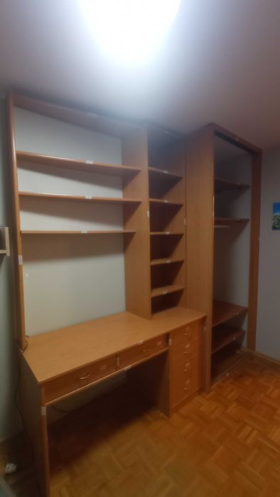 Zestaw - duża szafa, duże biurko z szufladami oraz słupek z szufladami