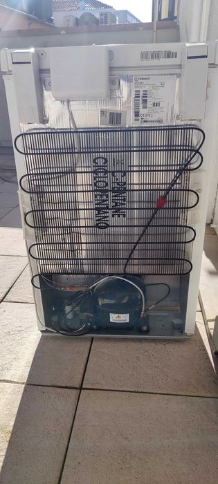 Indesit - Arca Congeladora Vertical - baixo consumo