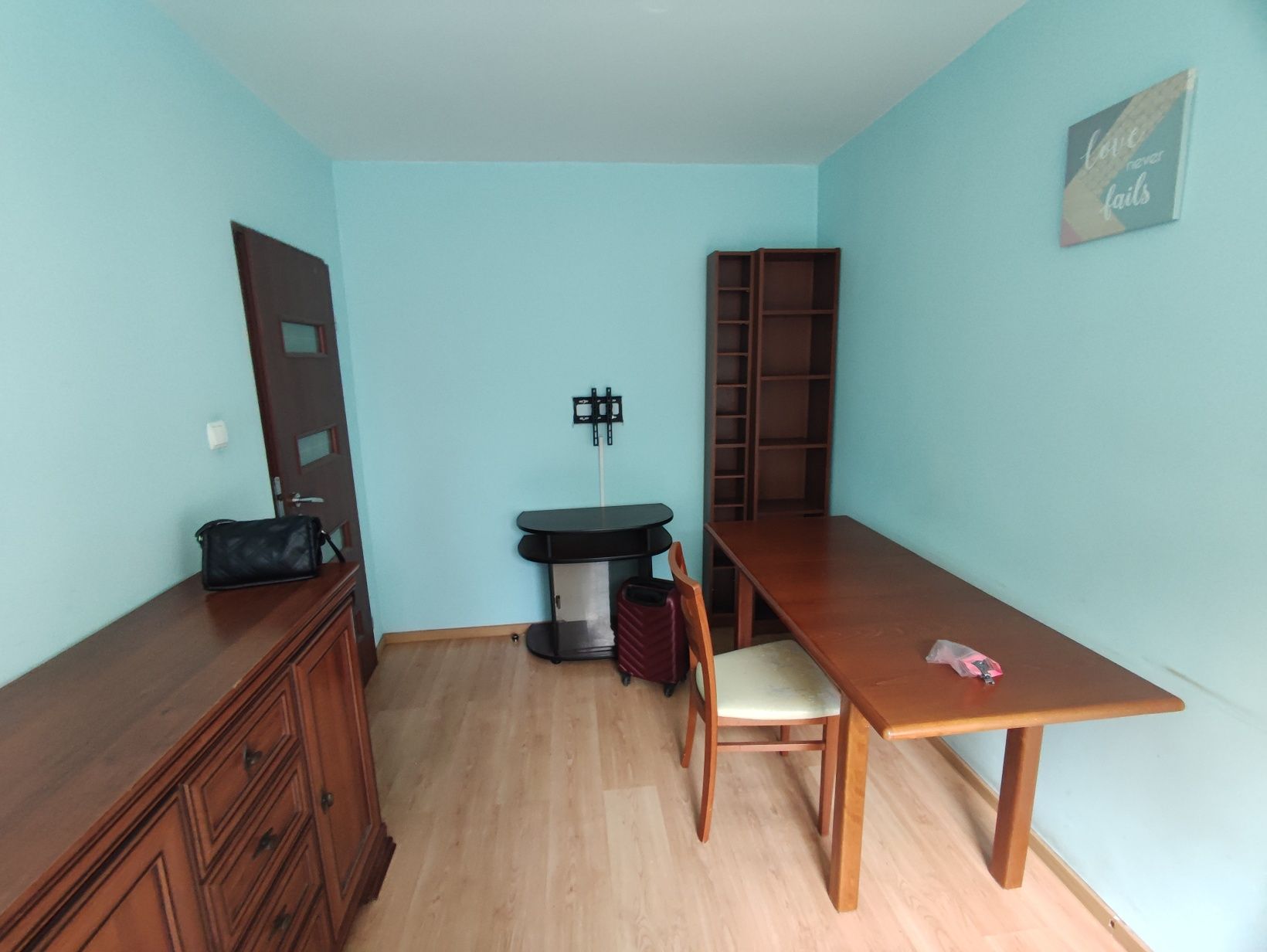 **Rooms for girls close to the subway available from August 31st**
