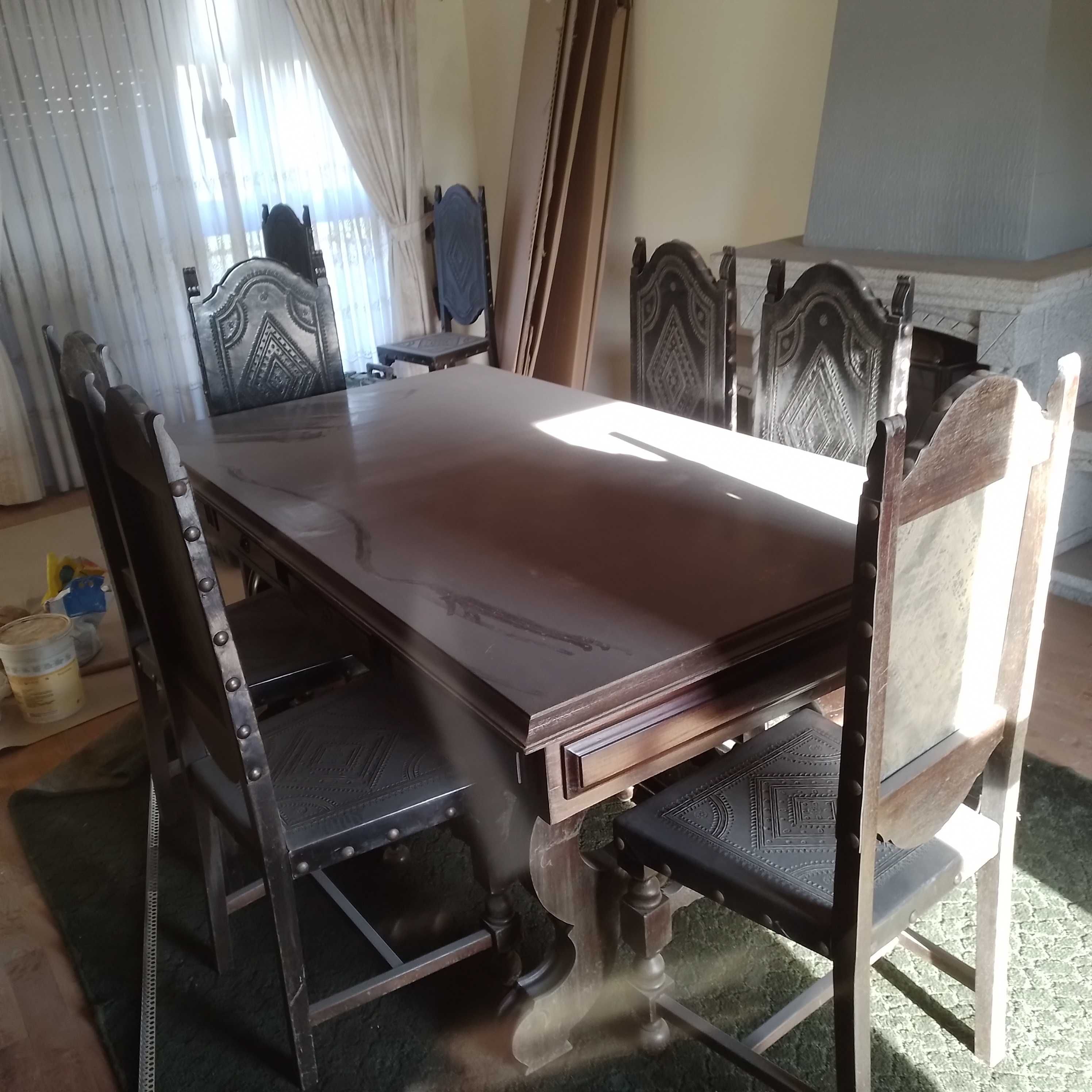 Mesa, cadeiras e móvel