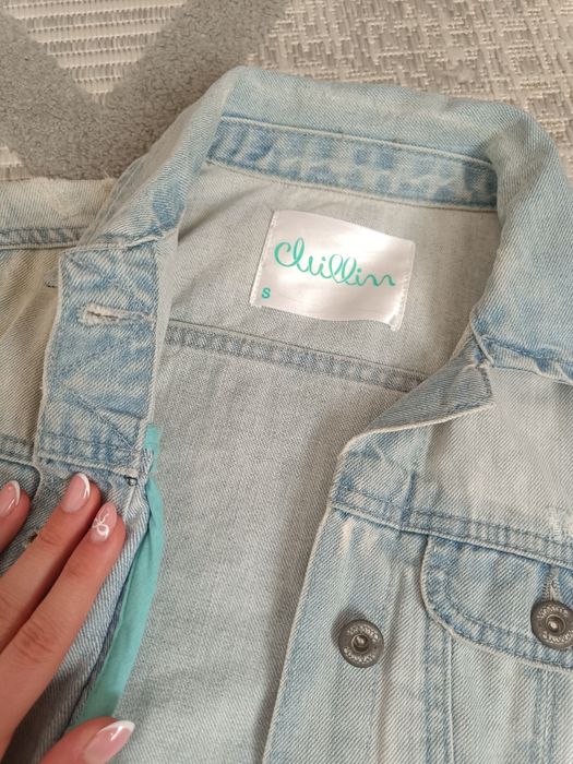 Jasno niebieska kurtka dżinsowa