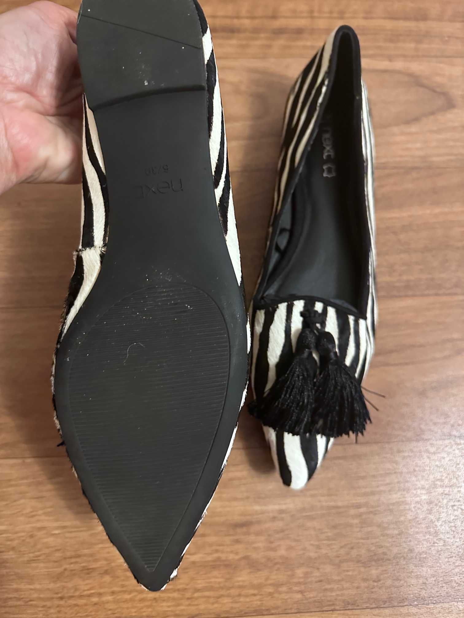 Шикарные туфли-лоферы с кисточками NEXT зебра