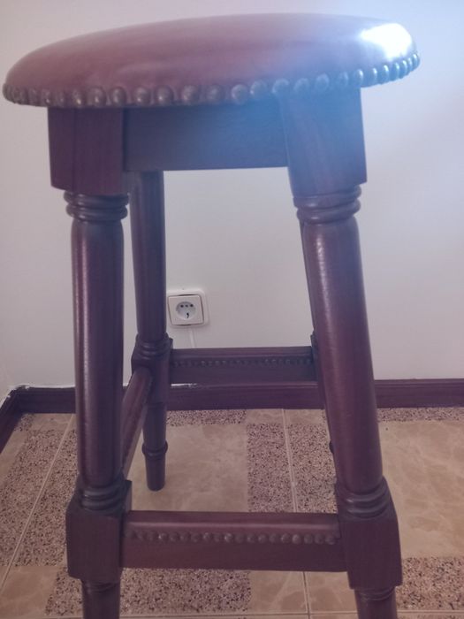 Banco alto em madeira