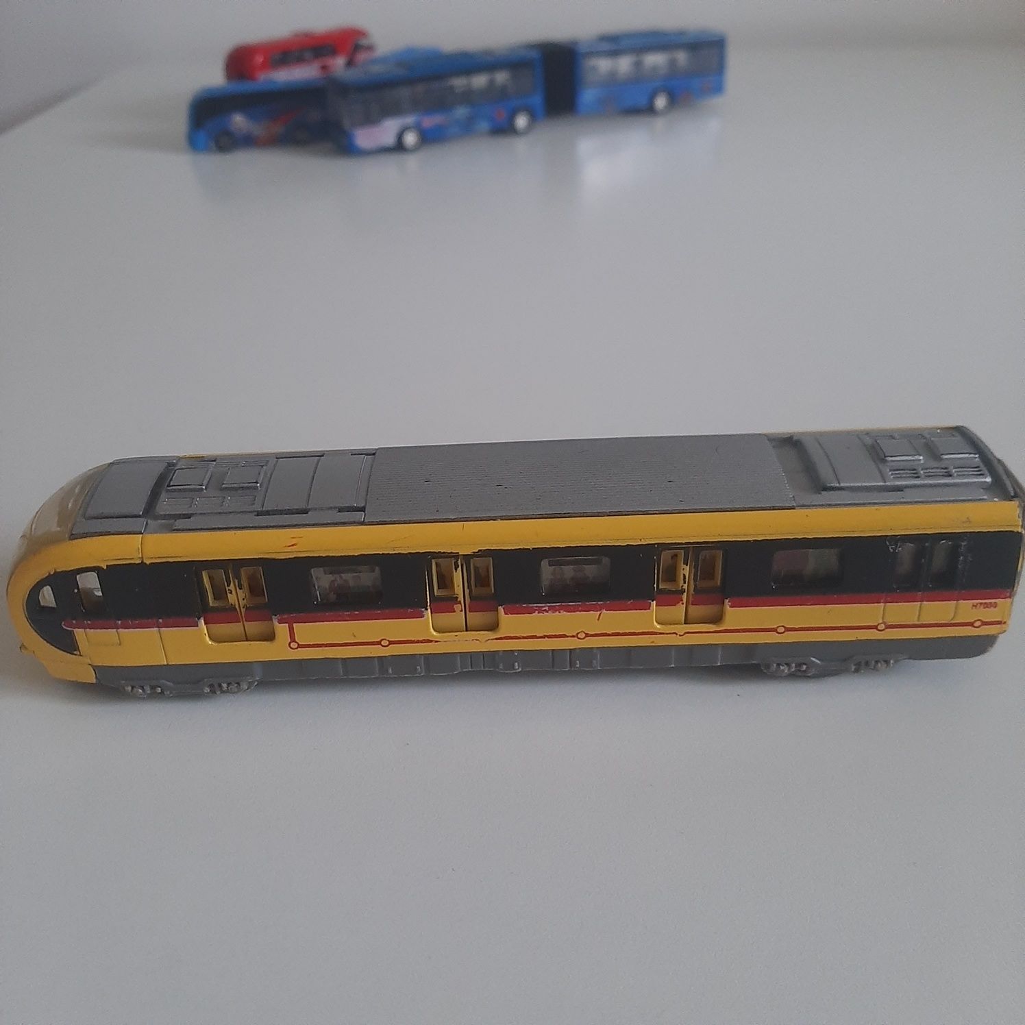 Metro pociąg metalowy z dźwiękiem skala 1:43