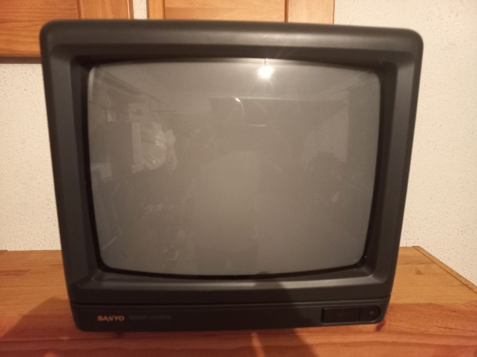 Televisor Cor Sanyo CEP 3037 com comando