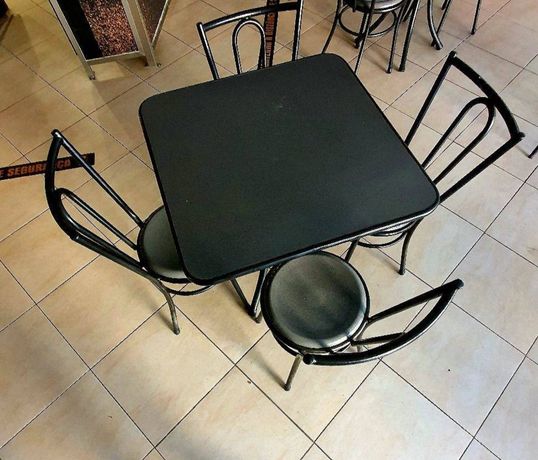 Conjunto de mesas com 4 cadeiras