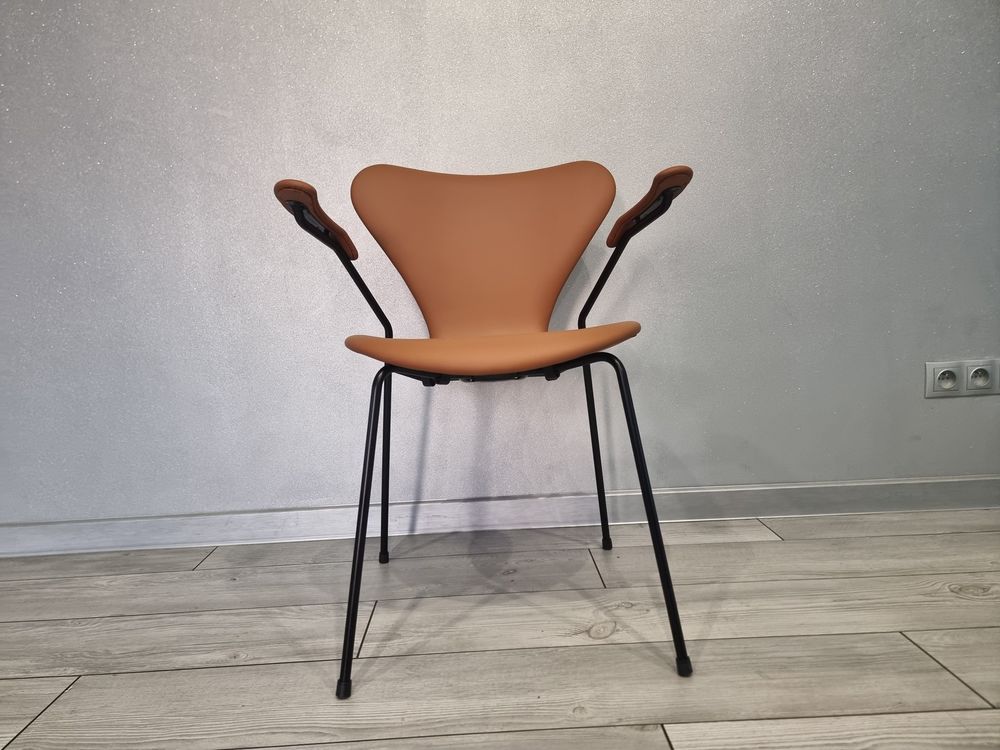 Krzesła Fritz Hansen Arne Jacobsen seria 3108