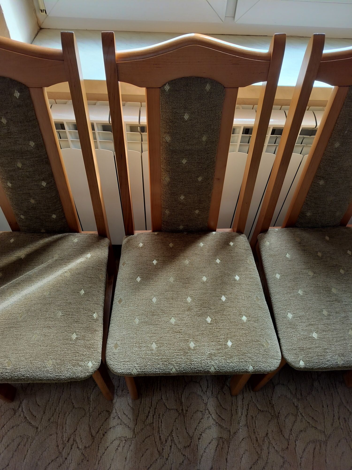 Krzesła drewniane, tapicerowane