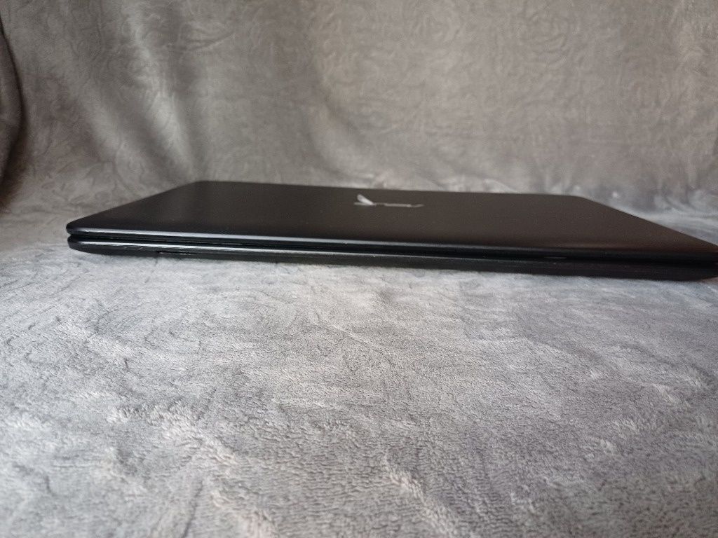 Super stan Laptop Asus duży ekran 17" 8GB RAM dysk SSD Crucial 1TB