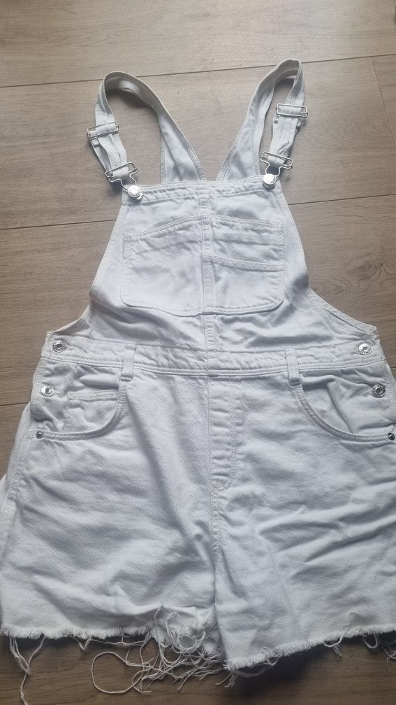 Krótkie spodenki białe ogrodniczki BERSHKA rozm. 36
