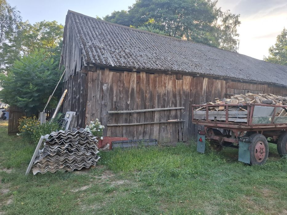 Stare deski i bale ze stodoły.