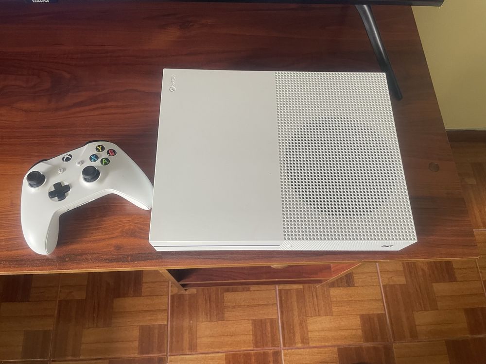 Consola Xbox one S + comando + kinetic