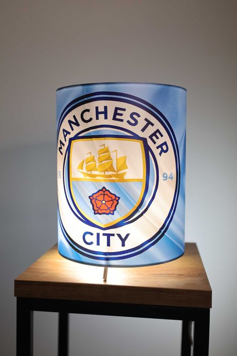 Nowoczesna Lampka Nocna(Biurkowa) z motywem sportowym: Manchester City