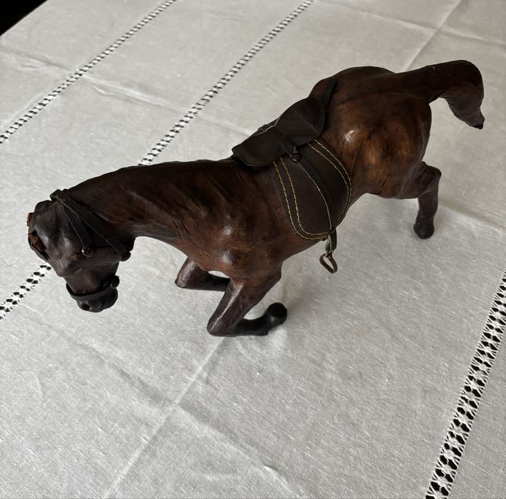 Escultura antiga de cavalo em couro – peça artesanal vintage