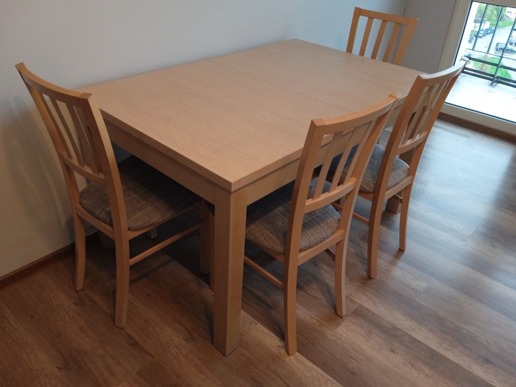 Duży stół plus 4 krzesła