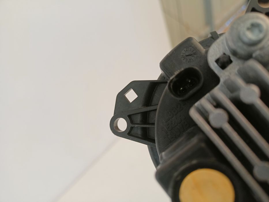 Land Rover Defender II 2 20- halogen LED DRL prawy przód przedni