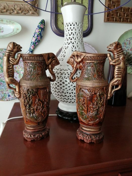 2  antigos jarros orientais em Terracota