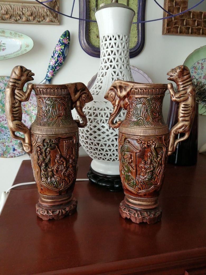 2  antigos jarros orientais