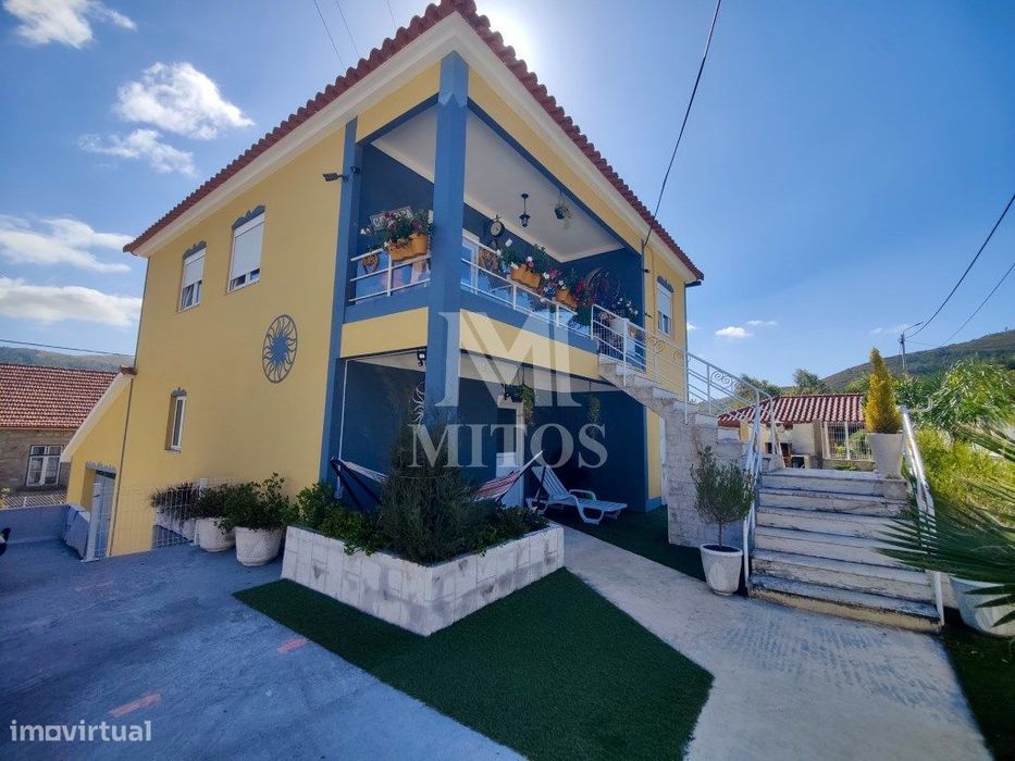 Moradia Bi familiar, situada em Covas