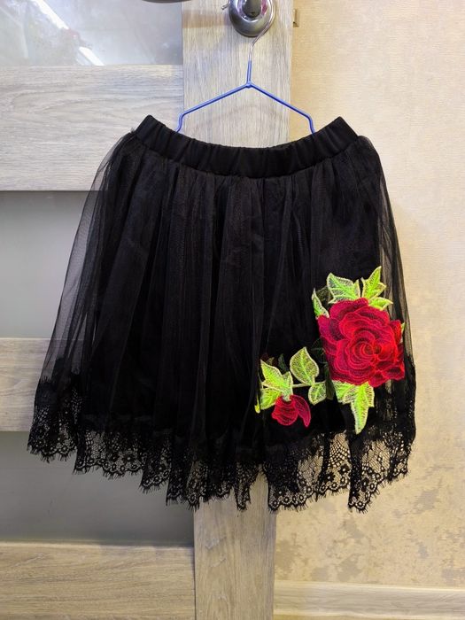 Спідниця чорна з вишивкою. Розмір 122 !нова!