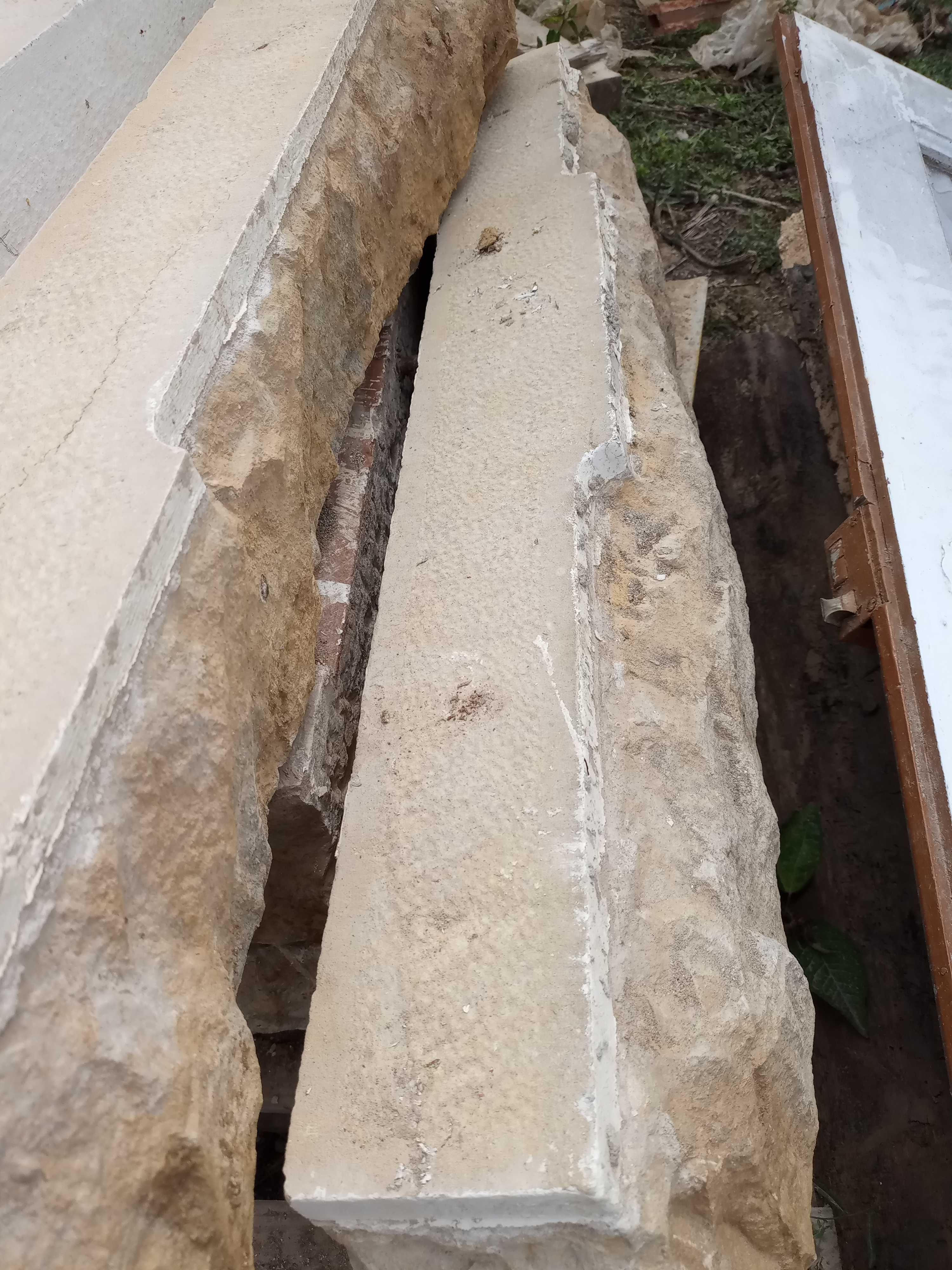 Cantoneiras em pedra antiga