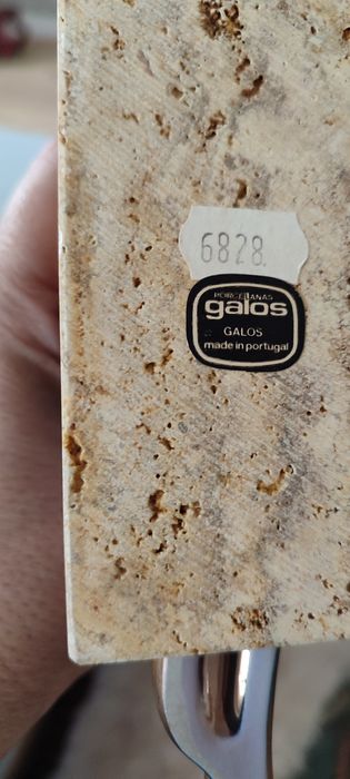 Estatueta o abraço da marca Galos em base de pedra