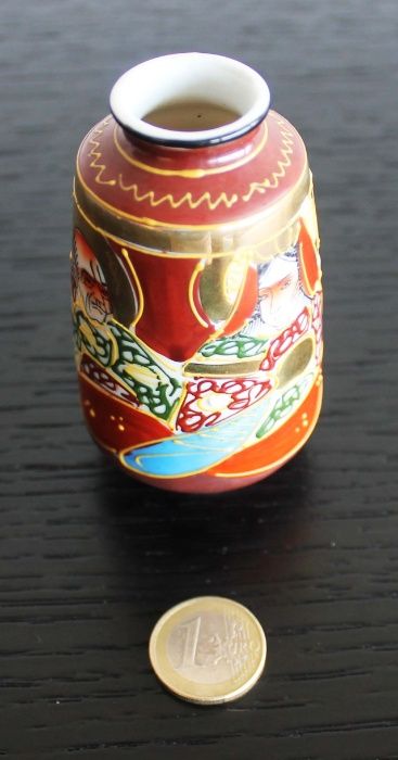 Porcelana japonesa Satsuma pintada a mão