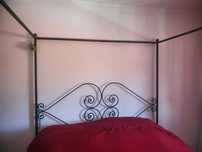 Cama de casal de ferro preto com dossel removível