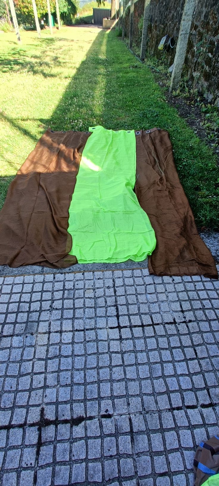 Cortinas verdes e castanho