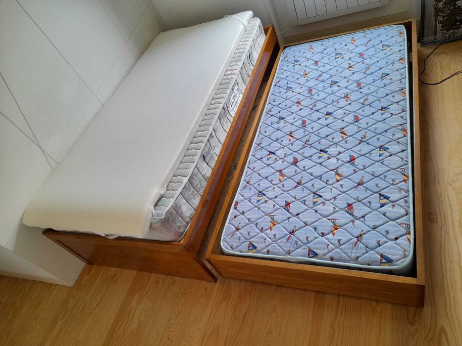 Cama de gavetão em madeira maciça.