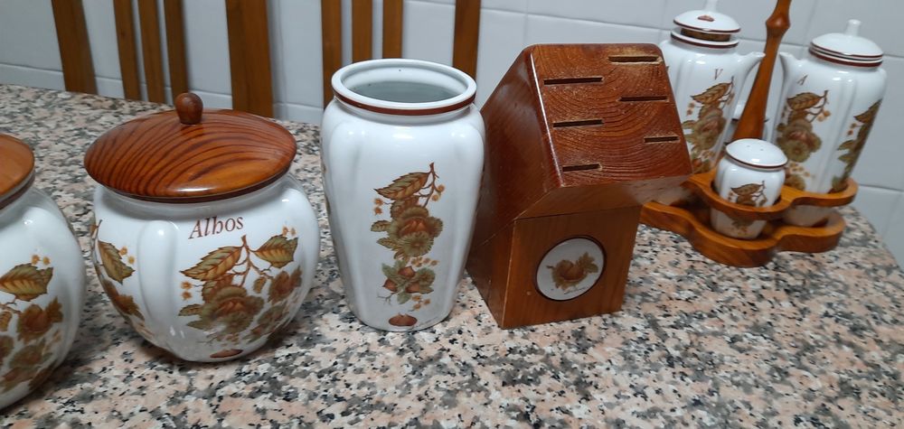 Conjunto de porcelana com várias peças da marca Belever