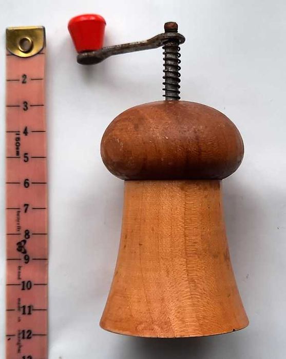 Młynek z korbką do pieprzu grzyb drewno cepelia  antyk zabytek PRL