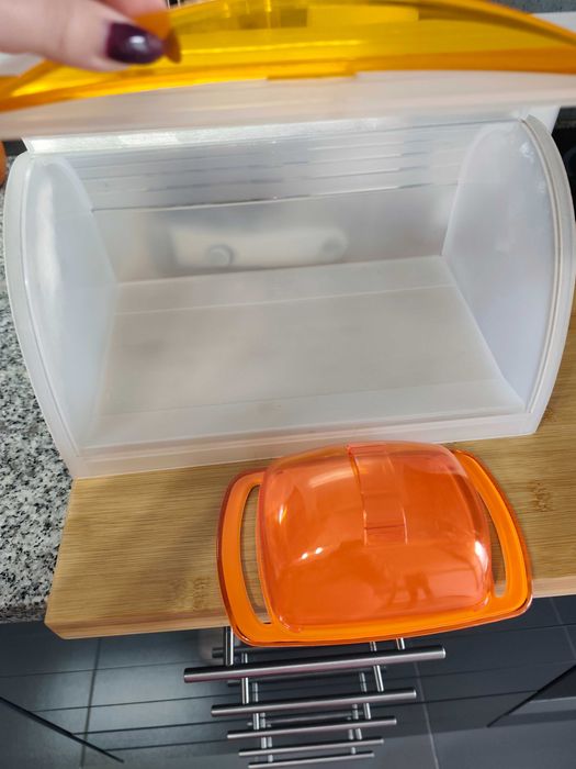 Vendo caixa de pão e manteigueira