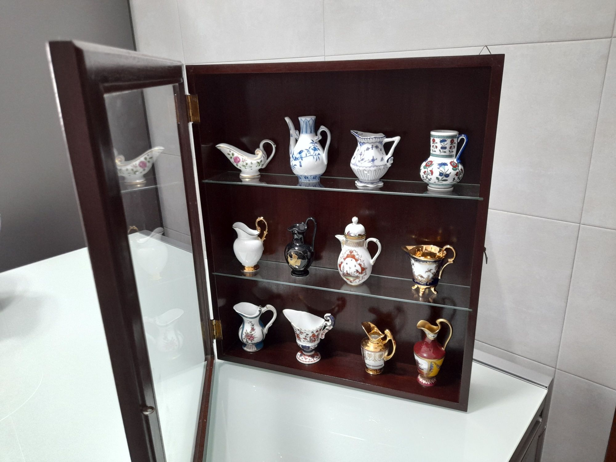 Vitrine com peças de Porcelana -Colecções Philae