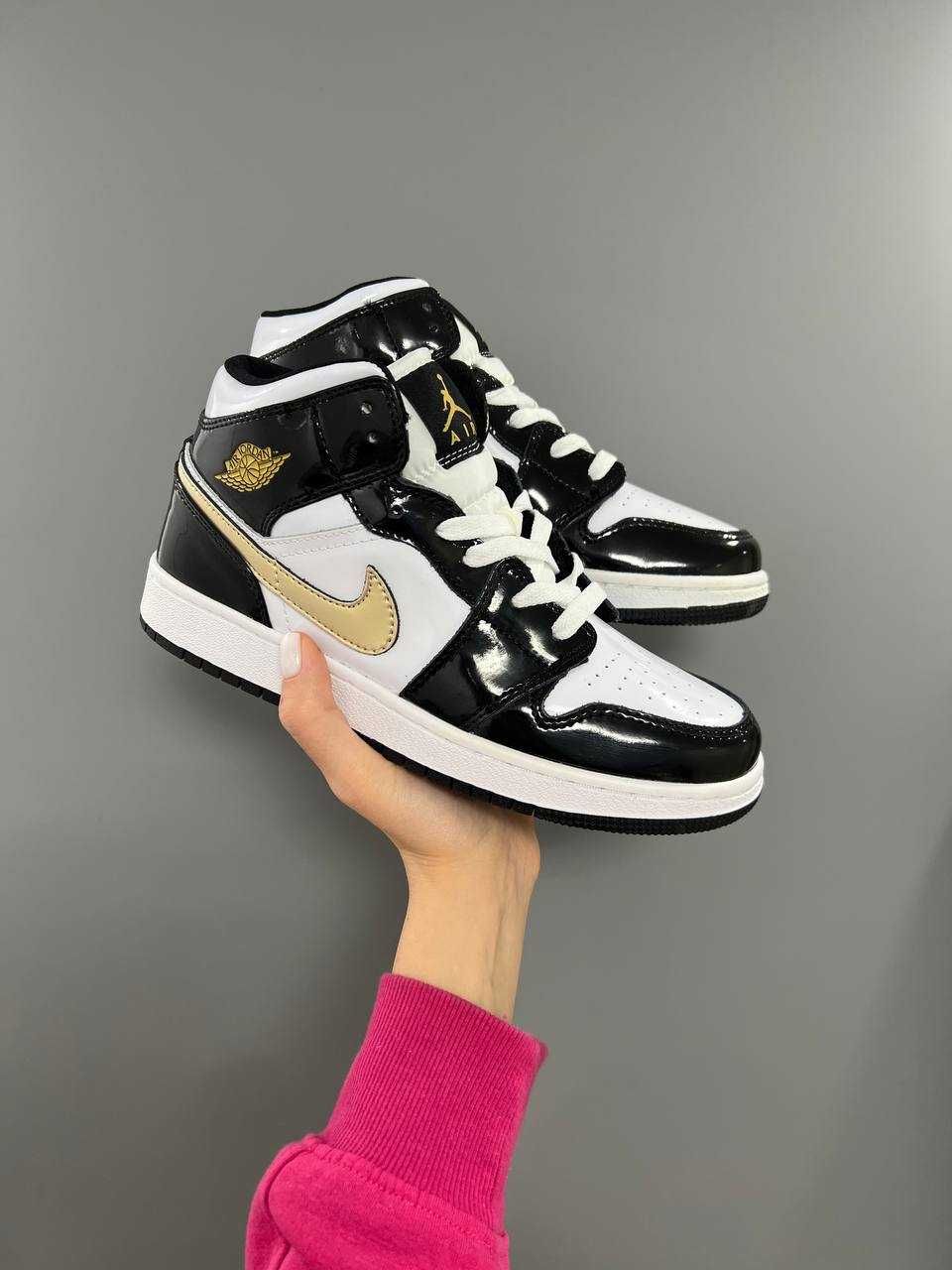 Жіночі кросівки Nike Air Jordan 1 Retro білий з чорним 2284 ТОП