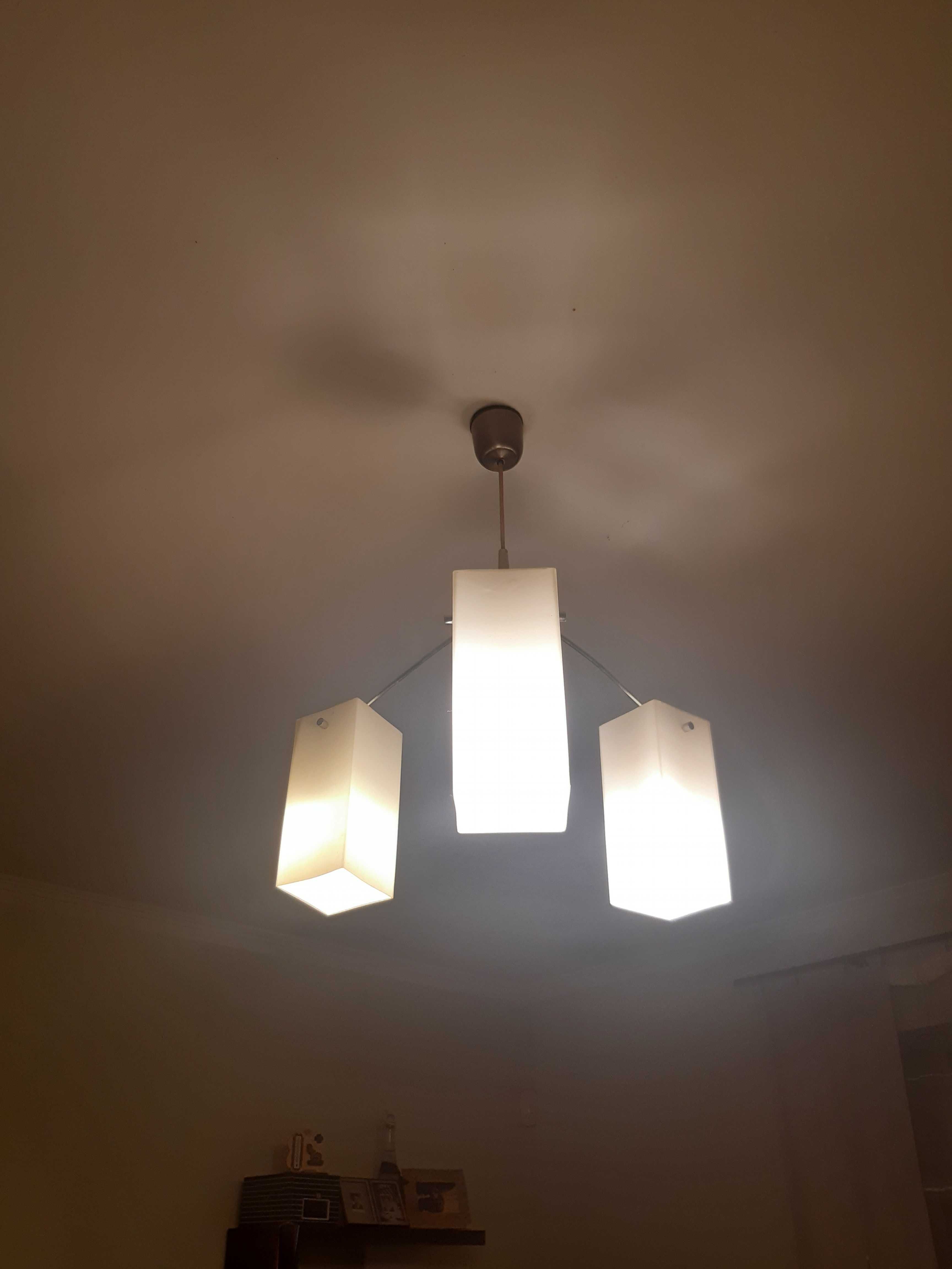 Lampa sufitowa salon. Żarówki led